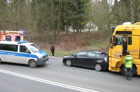 Polizeiinspektion Hameln-Pyrmont/Holzminden: POL-HM: Verkehrsunfall zwischen Lkw und Pkw