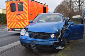 Kreispolizeibehörde Herford: POL-HF: Zusammenstoß im Gegenverkehr- Fahrzeugführer verletzt