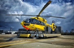 ADAC SE: "Christoph 22" in Ulm fliegt 25.000. Rettungseinsatz / Schwerer Verkehrsunfall im Alb-Donau-Kreis/ ADAC Rettungshubschrauber rückt jährlich zu 1500 Notfällen aus/ Ulm zweiter Standort der Luftrettung