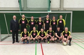 Feuerwehr Düsseldorf: FW-D: 13. Hallenfußballmeisterschaft der Berufsfeuerwehr Düsseldorf - Rund 150 Teilnehmer kämpften um den begehrten Pokal