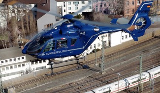 Bundespolizeidirektion Sankt Augustin: BPOL NRW: Hubschrauber der Bundespolizei entdeckt spielende Kinder im Gleis