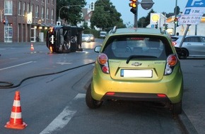 Kreispolizeibehörde Rhein-Kreis Neuss: POL-NE: Audi kippte nach Kollision mit geparktem Kleinwagen auf die Seite (Bild im Dateianhang)