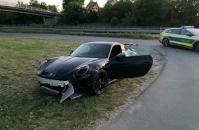 Polizeipr&auml;sidium S&uuml;dosthessen: POL-OF: Schwer besch&auml;digter Porsche nach Unfall im Feld abgestellt: Polizei sucht Fahrer