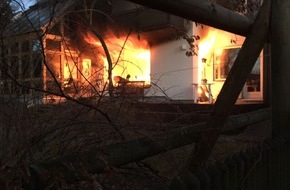 Polizeiinspektion Nienburg / Schaumburg: POL-NI: Brand eines Einfamilienhauses in Nienburg mit drei Verletzen Personen