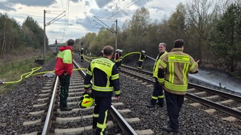 FW S&uuml;dheide: B&ouml;schungsbrand an der Bahnstrecke zwischen Unterl&uuml;&szlig; und Suderburg