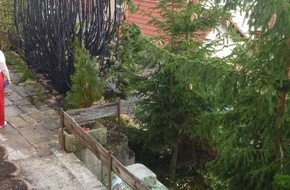 Polizeidirektion Bad Kreuznach: POL-PDKH: Weiler bei Monzingen: Brand einer Thuja-Hecke verursacht Gebäudeschaden