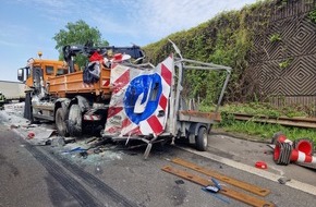 Feuerwehr Moers: FW Moers: A40 LKW prallt auf Fahrzeug der Autobahnmeisterei