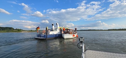 Feuerwehr Xanten: FW Xanten: Havarie auf dem Rhein