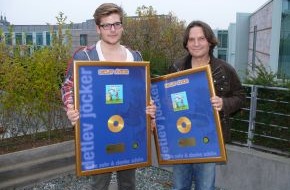 Menschenkinder Verlag: Wenn der Vater mit dem Sohne - Detlev Jöcker und sein Sohn Aaron bekommen eine Goldene Schallplatte (BILD)