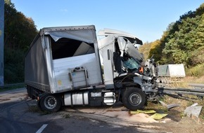 Feuerwehr Dortmund: FW-DO: Verkehrsunfall auf der A45

LKW-Fahrer verletzt ins Krankenhaus transportiert, auslaufender Dieselkraftstoff abgetreut