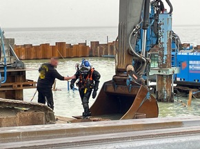 KFV Bodenseekreis: Schweres Arbeitsgerät in Schieflage im Hafen von Hagnau