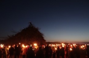 Föhr Tourismus GmbH: Eine Insel – 13 Feuer: Biikebrennen auf Föhr