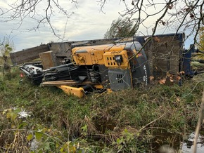 POL-STD: LKW mit Bohrgerät kommt von der Fahrbahn ab und kippt seitlich in den Graben - aufwendige Bergung erforderlich - Hoher Sachschaden entstanden