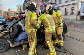 Feuerwehr Dresden: FW Dresden: Feuerwehr befreit Fahrerin aus verunfalltem PKW