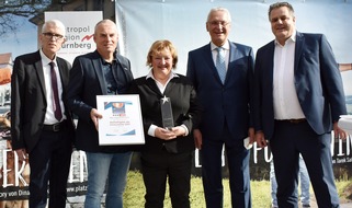 XXXLutz Deutschland: Hohe Auszeichnung für die Möbelhäuser mit dem Roten Stuhl: XXXLutz ist der Star der Consumenta