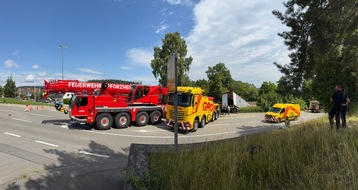 KFV-CW: LKW stürzt Böschung hinunter / Fahrer schwer verletzt / Straße bis frühen Abend gesperrt