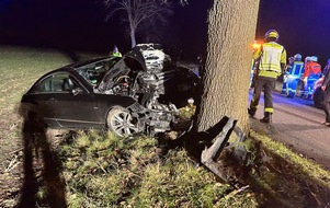 Kreisfeuerwehr Rotenburg (Wümme): FW-ROW: Schwerer Verkehrsunfall bei Badenstedt: Mercedes prallt gegen Baum