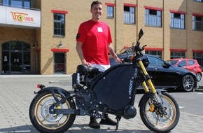 eROCKIT Group: Investment in eMobility: Fußballstar Max Kruse wird Gesellschafter bei eROCKIT Systems