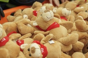 Freiwillige Feuerwehr Menden: FW Menden: Kleine Teddys geben Kindern Geborgenheit...