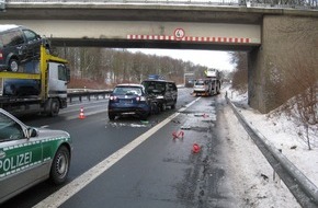 Polizeiinspektion Hildesheim: POL-HI: BAB 39, LK Wolfenbüttel /LK Hildehseim -- Autotransporter bleibt an Brücke hängen -- zwei Fahrzeuge Totalschaden
