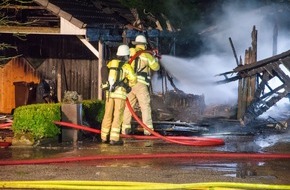 Kreisfeuerwehrverband Rendsburg-Eckernförde: FW-RD: Zwei Carports brennen in Quarnbek ab - Feuerwehr kann Wohnhäuser retten