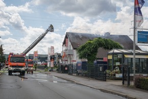 FW Menden: Dachstuhlbrand: 60 Einsatzkräfte können Ausbreitung auf Wohnung verhindern.