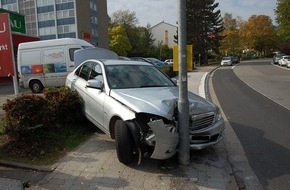 Polizeipräsidium Westpfalz: POL-PPWP: Mercedes über Hecke "gesprungen"