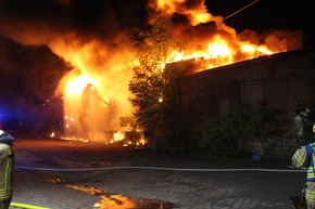 FW Helmstedt: Leerstehende Lagerhalle in Vollbrand