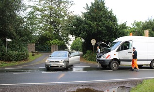 Polizei Rheinisch-Bergischer Kreis: POL-RBK: Wermelskirchen - Zwei Pkw nach Verkehrsunfall nicht mehr fahrbereit