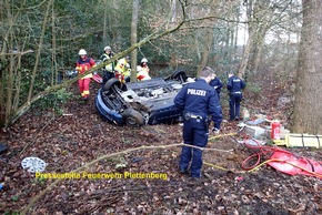 FW-PL: Plettenberg OT Erkelze. PKW-Fahrer musste von der Feuerwehr aus seinem Fahrzeug befreit werden.