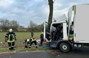 Freiwillige Feuerwehr Kalkar: Feuerwehr Kalkar: Verkehrsunfall mit LKW