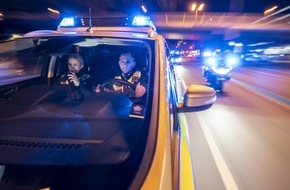 Polizei Mettmann: POL-ME: Polizeibeamte verhindern vollendeten Fahrzeugdiebstahl - Langenfeld - 2212084
