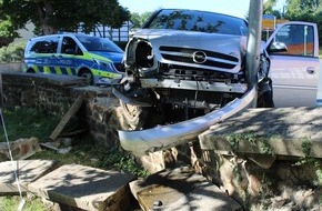 Polizei Minden-Lübbecke: POL-MI: Opel schleudert in Mauer
