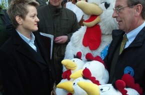 Deutscher Tierschutzbund e.V.: Tierschutzbund-Präsident Wolfgang Apel übergibt Bundesverbraucherschutzministerin Renate Künast einen Korb mit glücklichen Hühnern