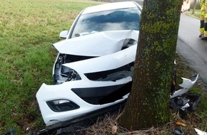 Polizei Minden-Lübbecke: POL-MI: 24-Jähriger prallt mit Opel gegen Baum