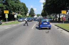 Polizei Mettmann: POL-ME: Eine verletzte Person und zwei stark beschädigte Fahrzeuge bei Auffahrunfall - Langenfeld - 2109030