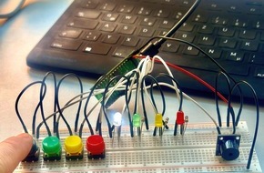 Hochschule Bremerhaven: Bremerhavener Informatiker:innen zeigen Sch&uuml;ler:innen, wie man ein virtuelles Schlagzeug mit Codes programmiert