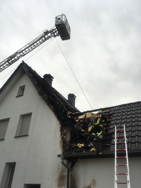 FW Lage: Dachstuhlbrand eines Wohnhauses - 01.01.2017 - 7:53 Uhr