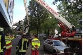 Feuerwehr Dortmund: FW-DO: 3.05.2018 - Unterstützung Rettungsdienst in der Münsterstraße,
Aufwändige Rettung einer Person aus dem zweiten Obergeschoss am Nachmittag