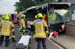 Feuerwehr Stolberg: FW-Stolberg: Verkehrsunfall mit Bus