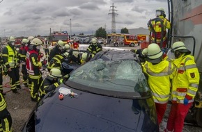 Feuerwehr Dortmund: FW-DO: 15.06.21 - Verkehrsunfall in Körne Feuerwehr befreite eingeklemmte Frau aus PKW