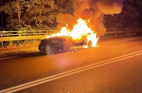 Feuerwehr Helmstedt: FW Helmstedt: PKW in Vollbrand