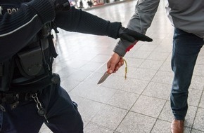 Bundespolizeiinspektion Kassel: BPOL-KS: Mann im Bahnhof mit Messer bedroht