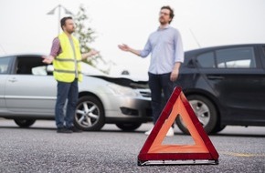 ROLAND Rechtsschutz-Versicherungs-AG: Unfall auf der Autobahn: So verhält man sich richtig
