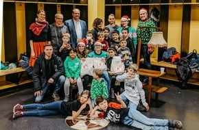 Kaufland: Weihnachtshelfer von Kaufland bringen Kinderaugen zum Leuchten: Vorzeitige Bescherung bei "Fußball trifft Kultur" in Dresden