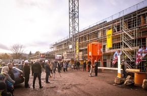 Gebäude- und Wohnungsbaugesellschaft Wernigerode mbH: Richtkrone: "Modernster kommunaler Grundschul-Neubau Deutschlands mit eingebauter "Corona-Abwehr"-Luftfilteranlage entsteht in Wernigerode