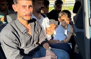 Bundespolizeidirektion München: Bundespolizeidirektion München: Im überbesetzten Auto geschleust/ Bundespolizei stoppt Auto mit elf Migranten