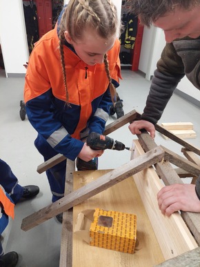 FW-AR: Breitenbrucher Jugendfeuerwehr baut Entenhaus