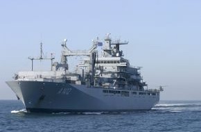Presse- und Informationszentrum Marine: Marine: 
Kommandowechsel auf einem der größten Schiffe der Deutschen Marine