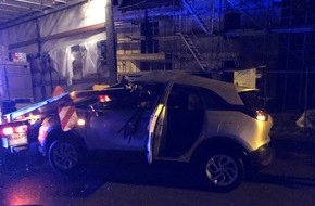 Polizei Bielefeld: POL-BI: SUV prallt gegen stehenden Lkw